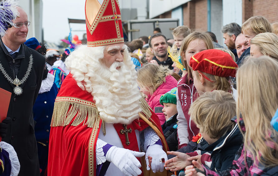 Sinterklaas en kinderen tijdens de intocht